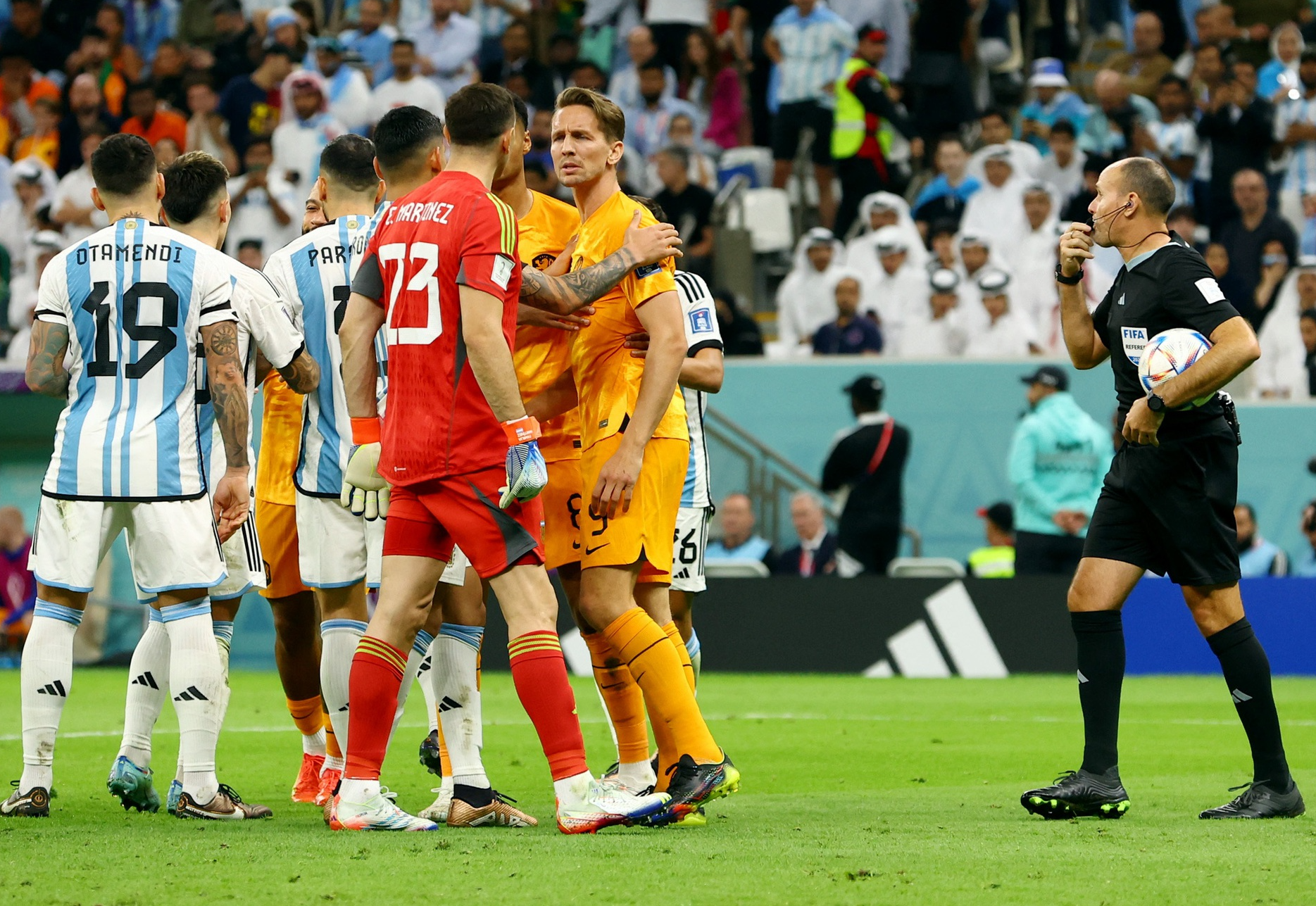 FIFA mạnh tay với trọng tài, Argentina gặp phúc tinh ở bán kết - Ảnh 3.