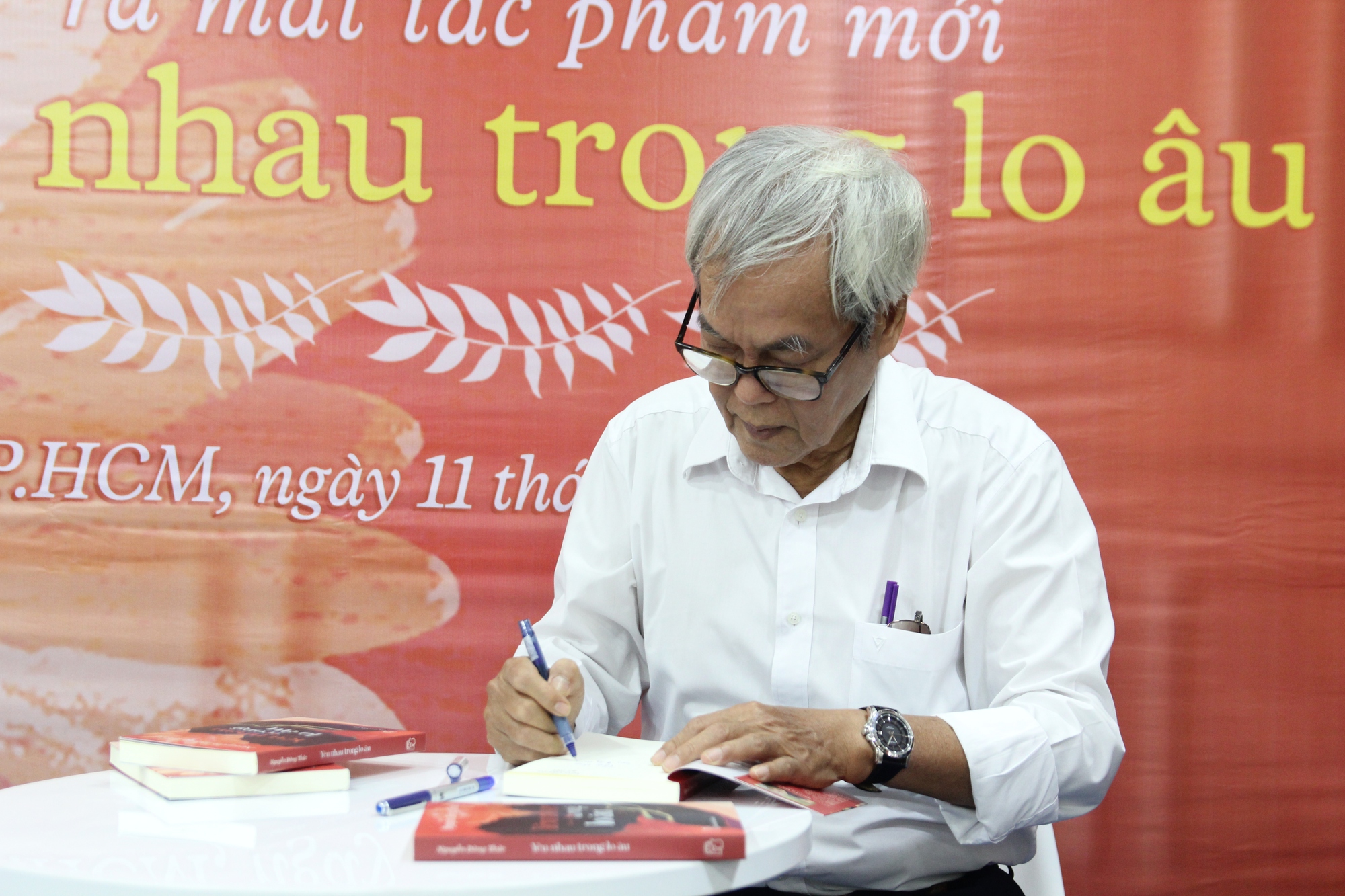 Nh&agrave; văn Nguyễn Đ&ocirc;ng Thức trở lại với Y&ecirc;u nhau trong lo &acirc;u - Ảnh 3.