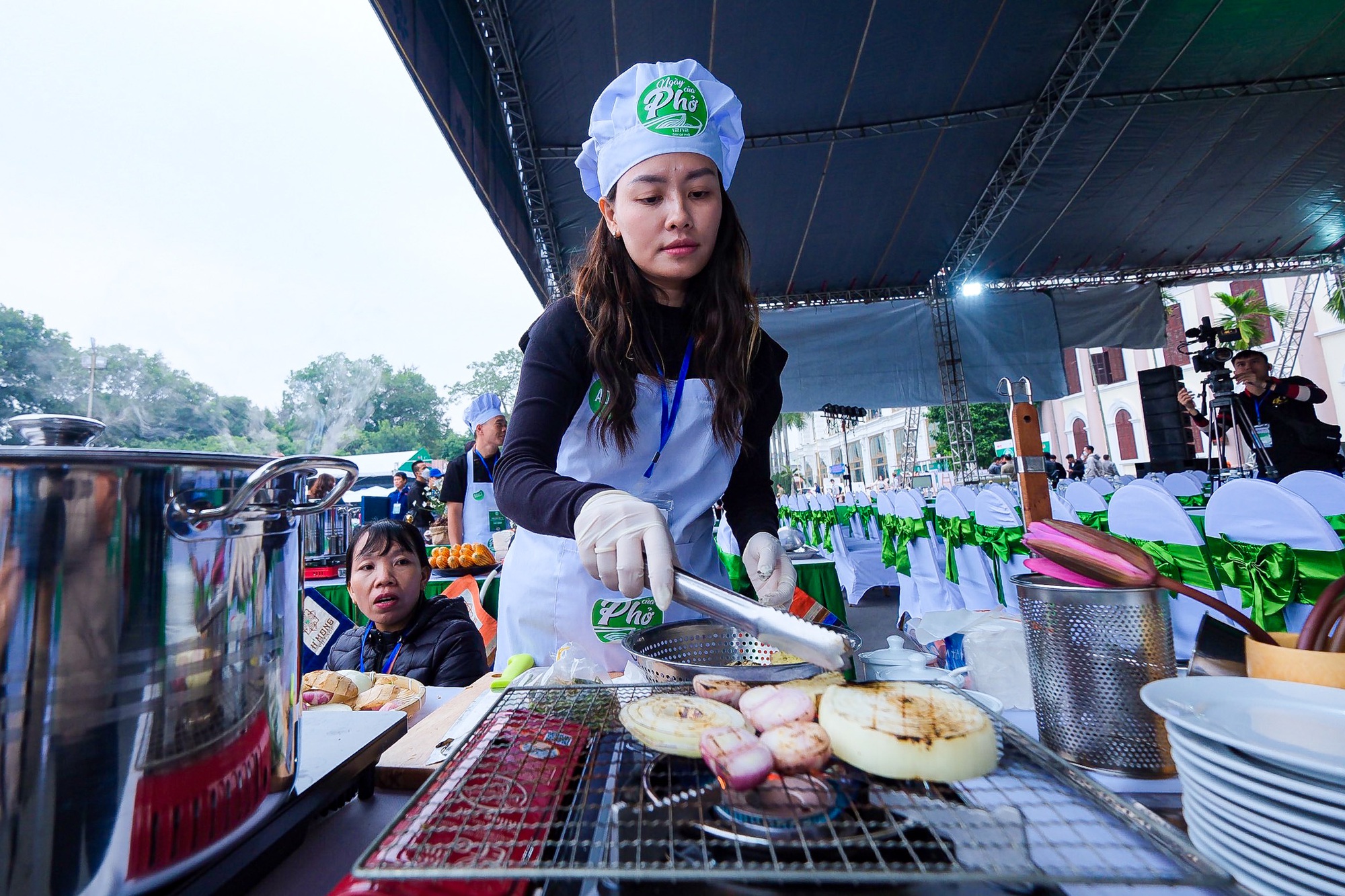 Hàng ngàn người dân xếp hàng chờ thưởng thức phở - Ảnh 9.