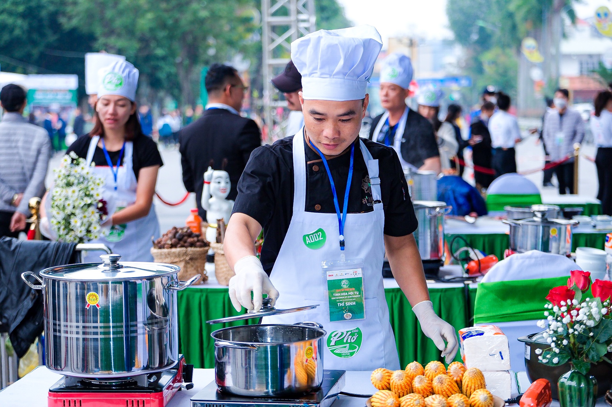 Hàng ngàn người dân xếp hàng chờ thưởng thức phở - Ảnh 5.