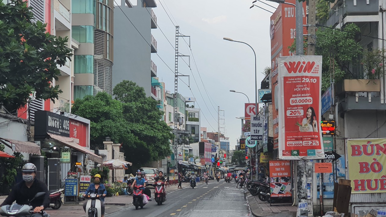 Tai nạn điện trên đường Phan Xích Long (TP HCM): Do vi phạm khoảng cách an toàn lưới điện cao áp