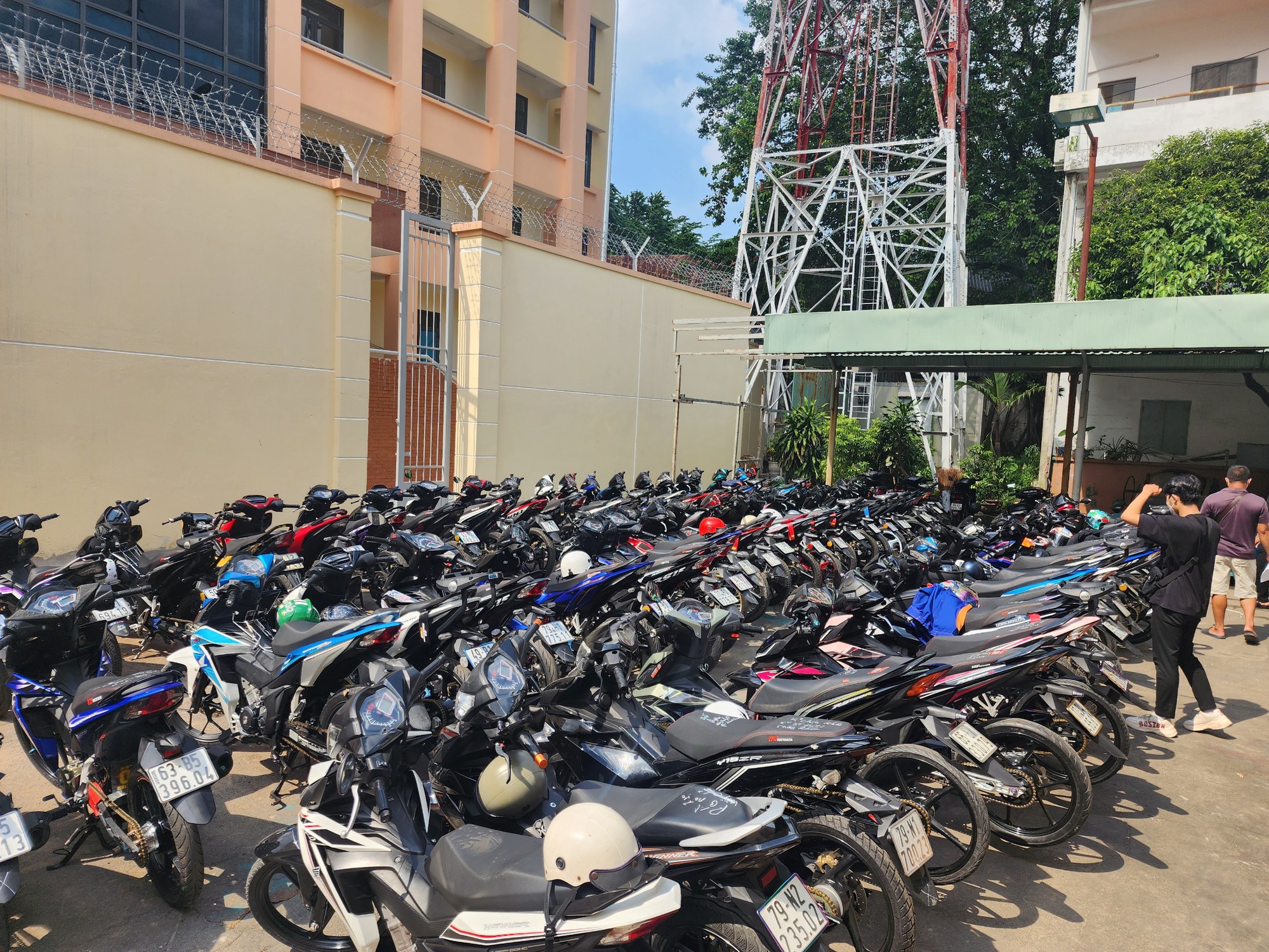 Phát hiện điều bất ngờ khi kiểm tra xe máy đậu kín vỉa hè TP HCM