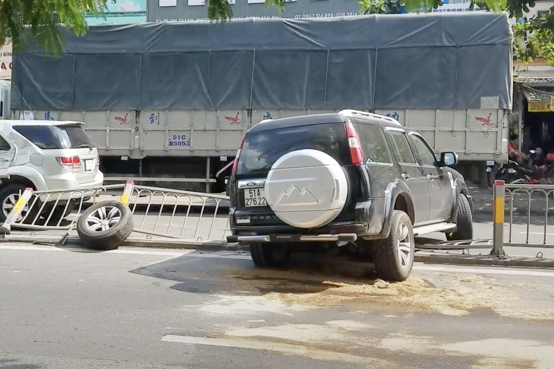 Xế hộp rụng bánh, nhiều người trượt ngã tại quận Tân Phú - TP HCM