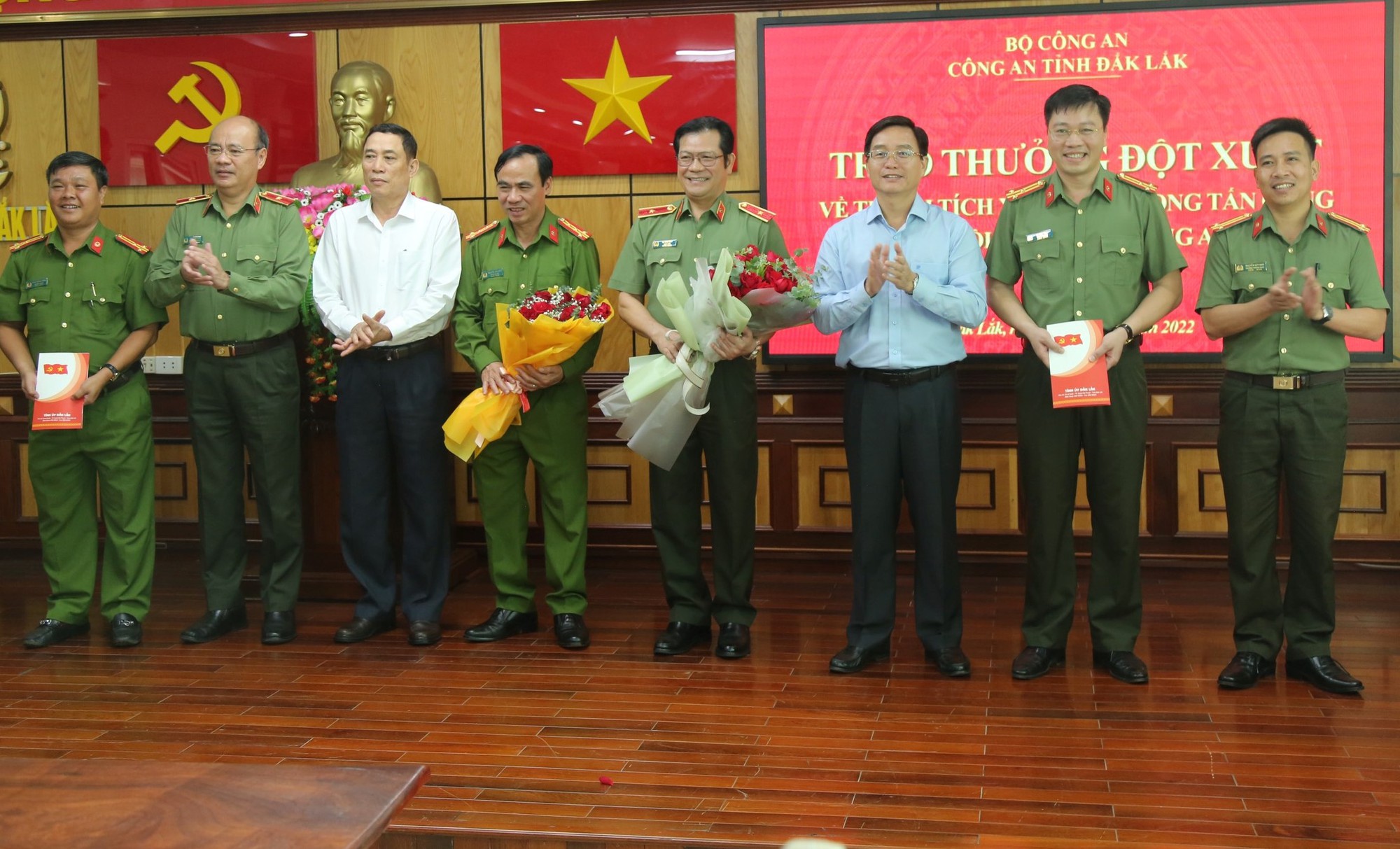 20 mũi trinh s&aacute;t v&acirc;y bắt đường d&acirc;y c&aacute; độ b&oacute;ng đ&aacute; m&ugrave;a World Cup hơn 1.000 tỉ đồng - Ảnh 1.