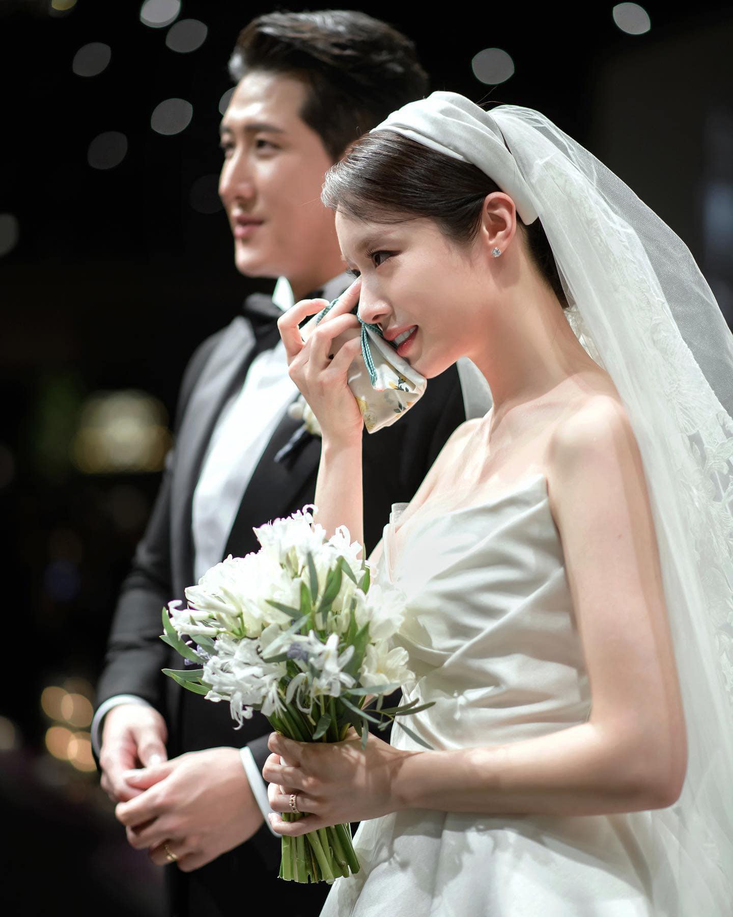 “Nữ thần nhan sắc” nhận quà cưới vương miện ngọc trai - Ảnh 8.