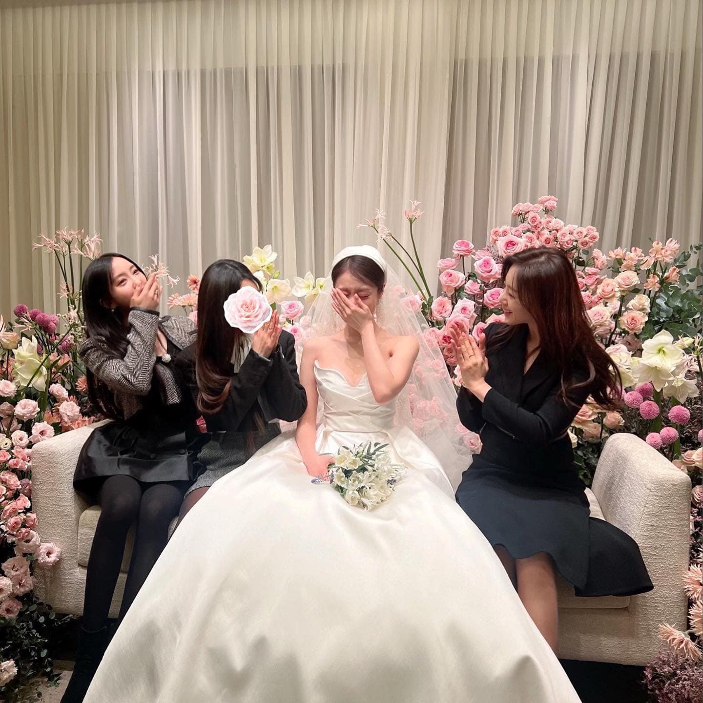 “Nữ thần nhan sắc” nhận quà cưới vương miện ngọc trai - Ảnh 4.