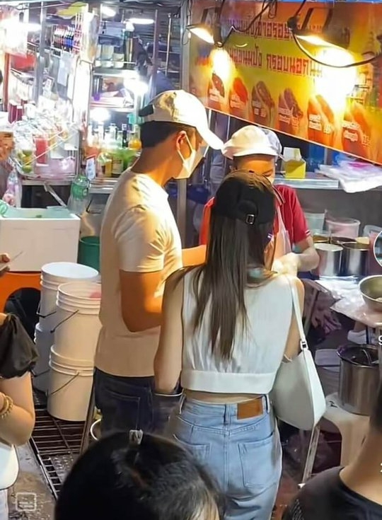 Người đẹp &ldquo;Chiếc l&aacute; cuốn bay&rdquo; lộ clip hẹn h&ograve; khu chợ đ&ecirc;m - Ảnh 2.