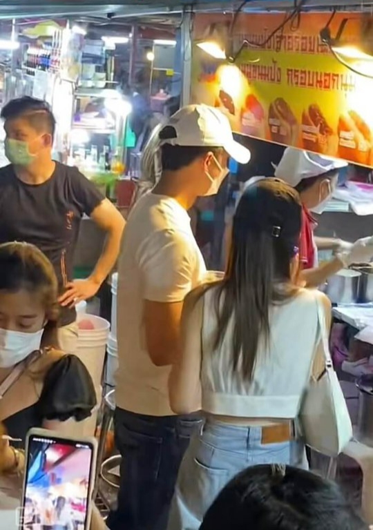 Người đẹp &ldquo;Chiếc l&aacute; cuốn bay&rdquo; lộ clip hẹn h&ograve; khu chợ đ&ecirc;m - Ảnh 1.