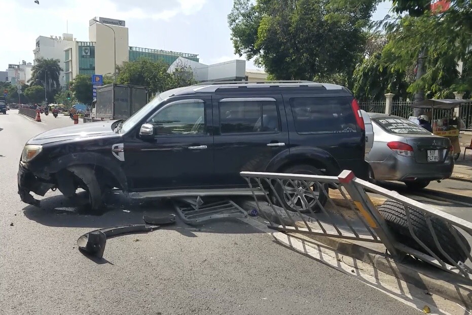 Xế hộp rụng bánh, nhiều người trượt ngã tại quận Tân Phú - TP HCM - Ảnh 1.