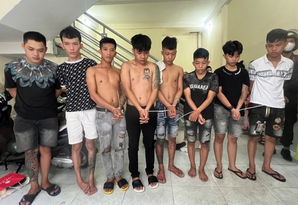 Khởi tố băng nh&oacute;m &eacute;p nhiều c&ocirc; g&aacute;i tho&aacute;t y, b&aacute;n d&acirc;m trong qu&aacute;n karaoke - Ảnh 2.