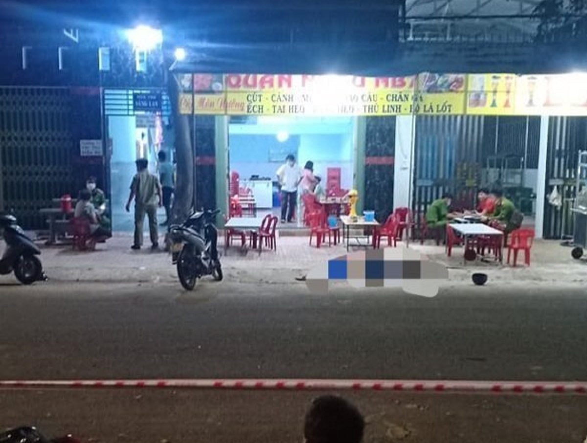 Thiếu niên 15 tuổi vác dao tới quán lẩu nướng chém bạn trọng thương