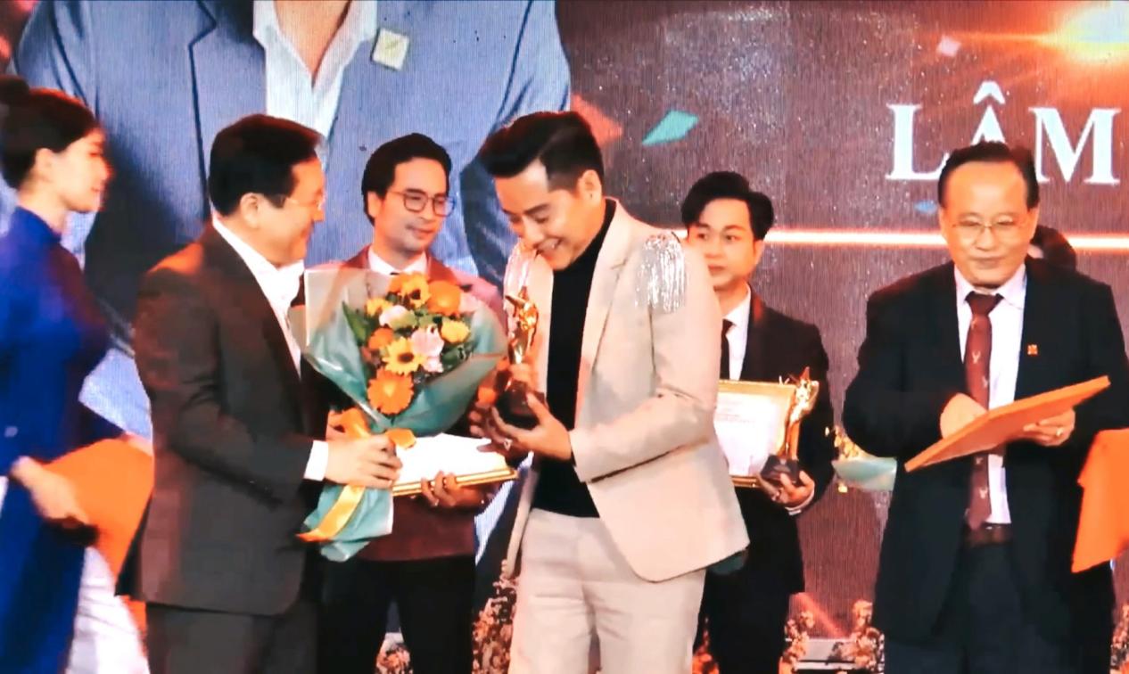 Ca sĩ Lâm Trí Tú được vinh danh Nghệ sĩ Vì cộng đồng 2022