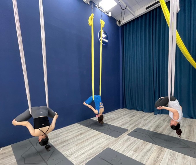 Yoga bay giúp các động tác yoga dễ dàng hơn bao giờ hết - Ảnh 2.