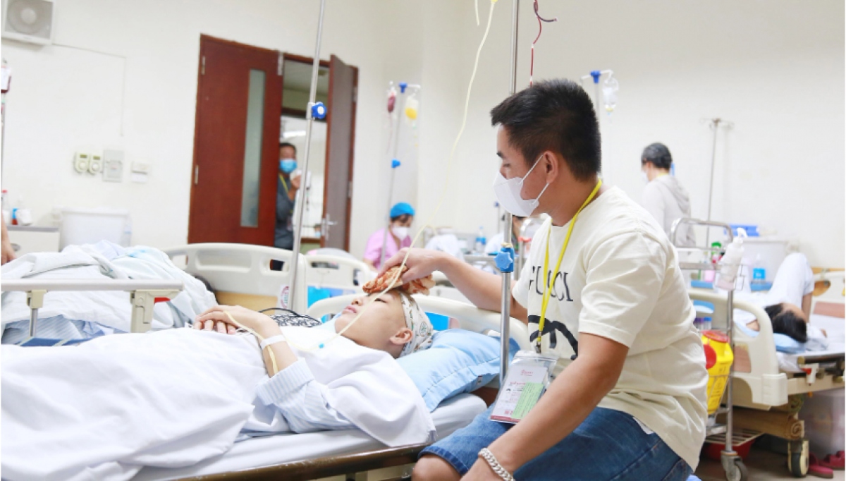 Dịch sốt xuất huyết phức tạp, b&aacute;c sĩ k&ecirc;u gọi người d&acirc;n hiến m&aacute;u - Ảnh 1.