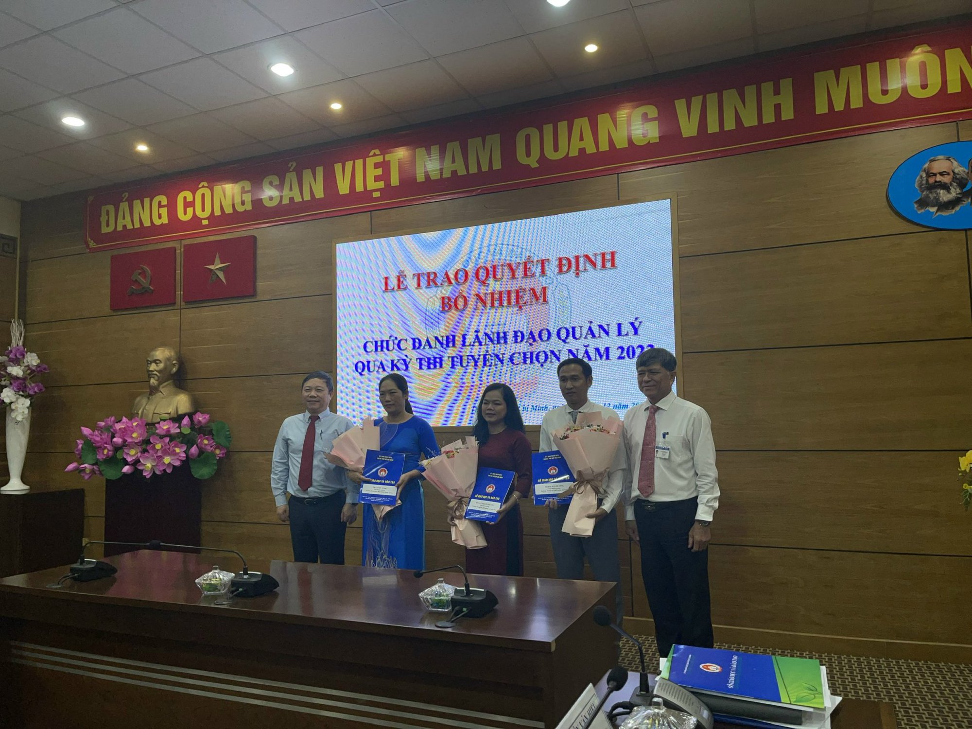 TP HCM trao quyết định bổ nhiệm 3 phó hiệu trưởng trúng tuyển kỳ thi tuyển dụng - Ảnh 1.