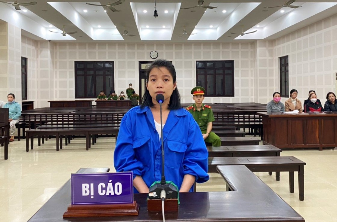 Nữ bảo mẫu làm giả hàng loạt sổ đỏ, lĩnh án 18 năm tù - Ảnh 1.