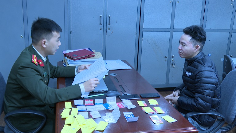 Nam thanh niên mua bán hàng trăm tài khoản cá nhân