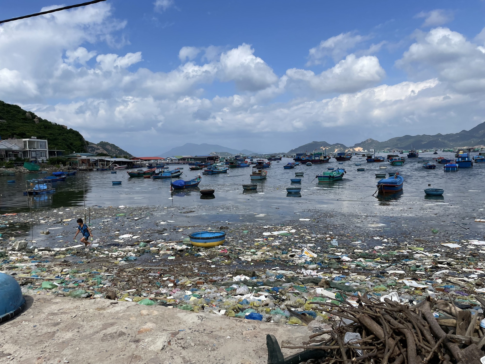 Đảo du lịch Bình Ba ngập rác thải