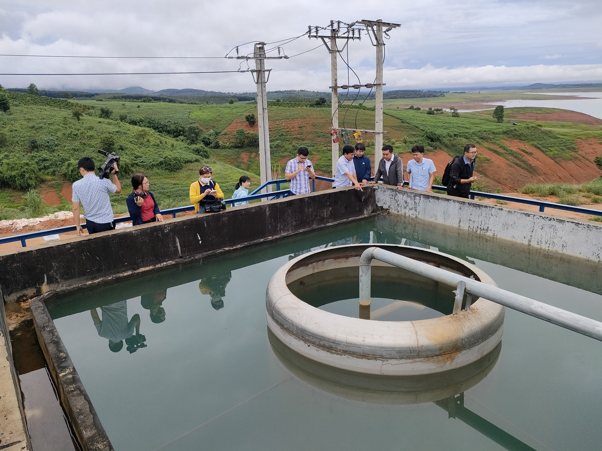 Dài cổ chờ nhà máy nước hoạt động