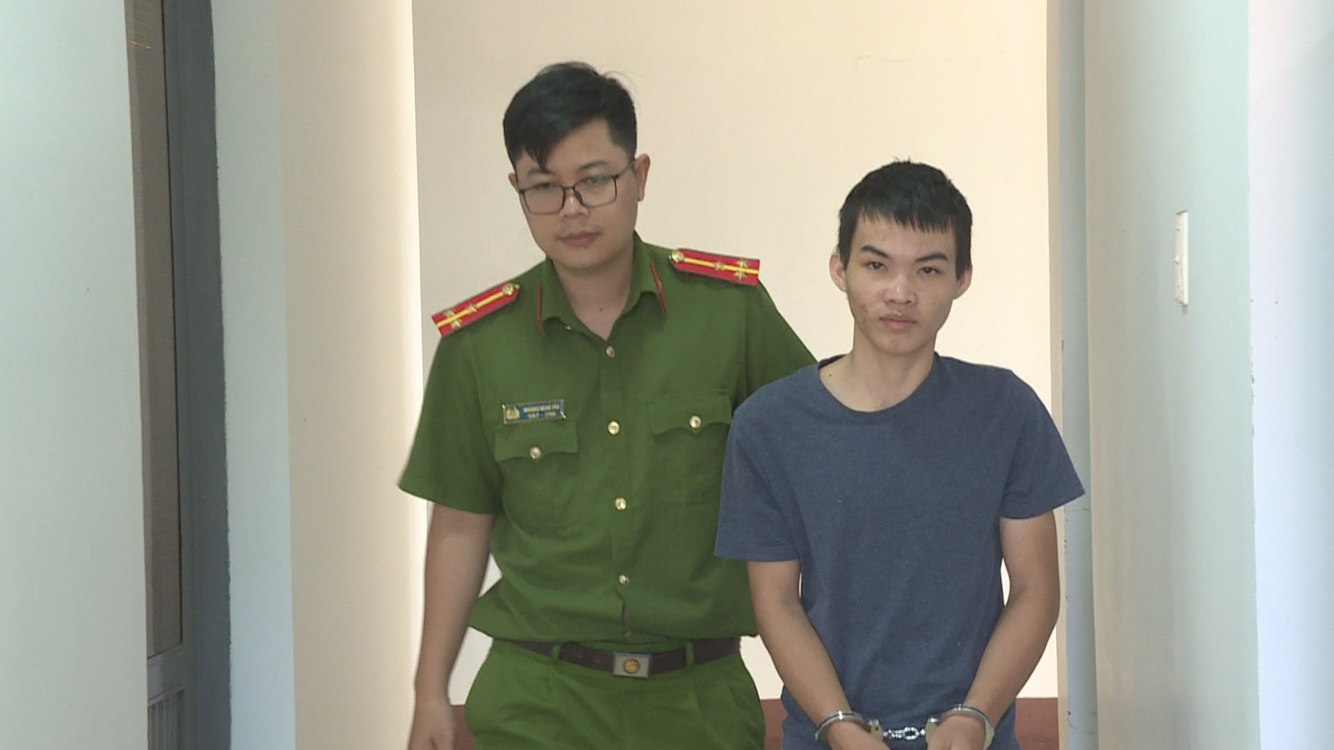 Bắt giữ nghịch tử cột dao v&agrave;o c&acirc;y đ&acirc;m cha trọng thương - Ảnh 1.