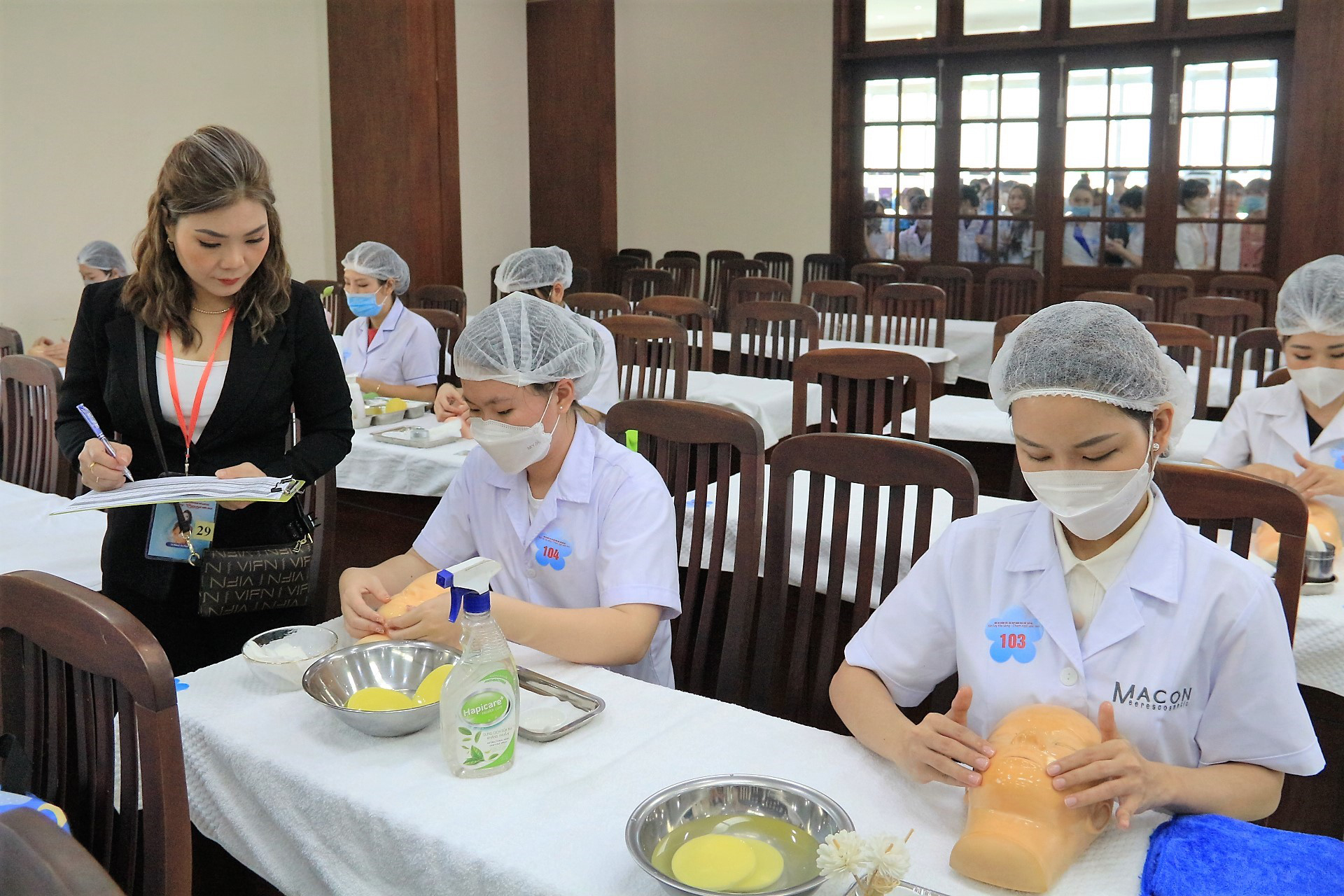 240 thí sinh tranh tài chăm sóc sắc đẹp