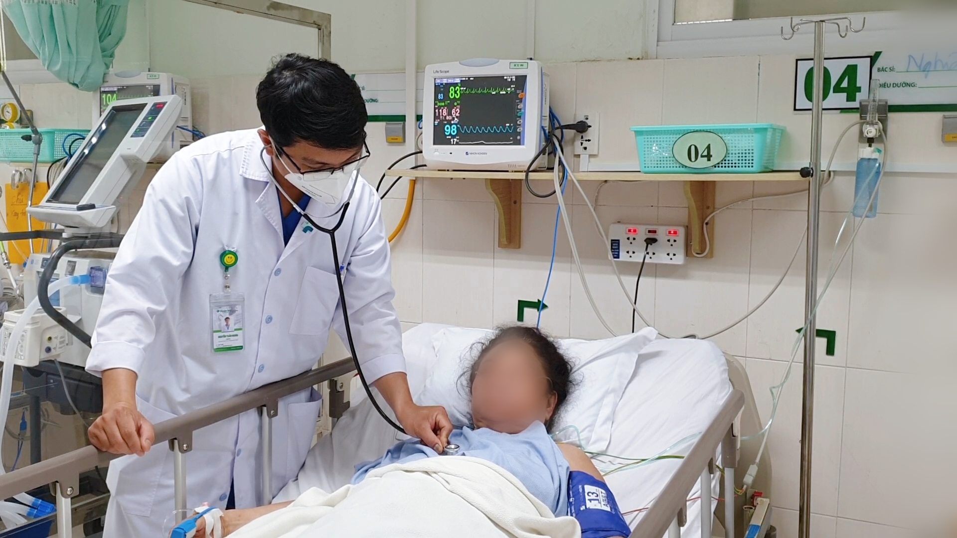 Người phụ nữ tím tái vì hạt bắp mắc kẹt trong phế quản - Ảnh 2.