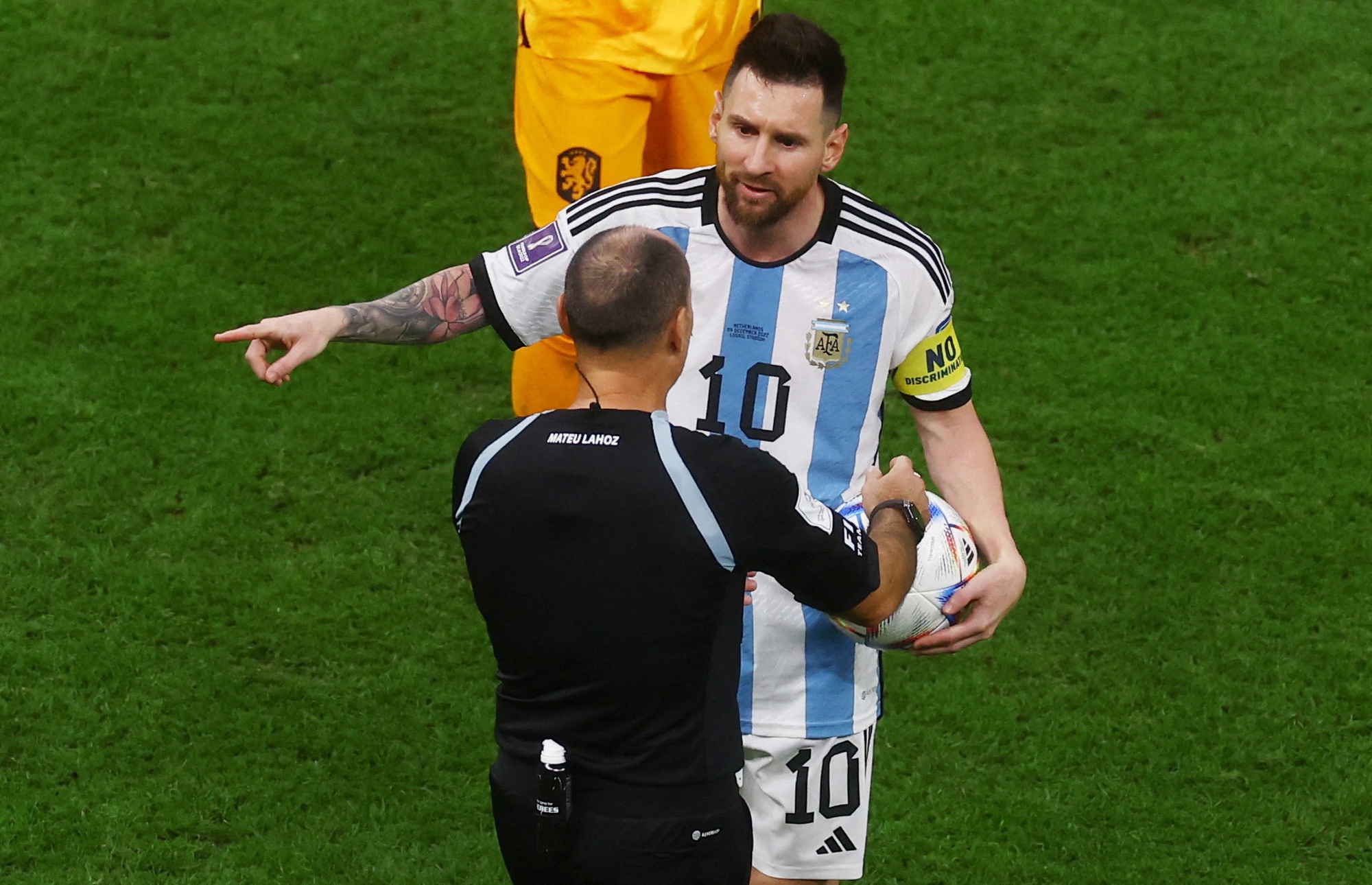 FIFA mạnh tay với trọng tài, Argentina gặp "phúc tinh" ở bán kết