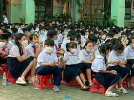 TP HCM: Bảo vệ "ra giá" 800.000 đồng cho một lần trực Tết thay giáo viên?