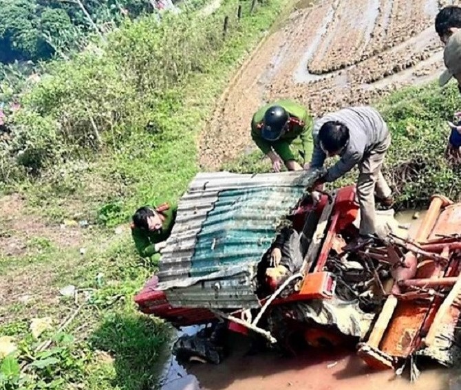 Máy cày lao xuống mương nước, người điều khiển tử vong