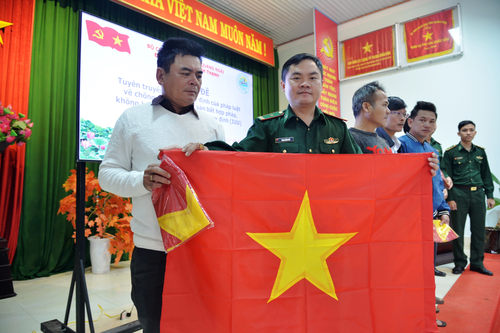 Trao 10.000 cờ Tổ quốc cho ngư dân Quảng Ngãi