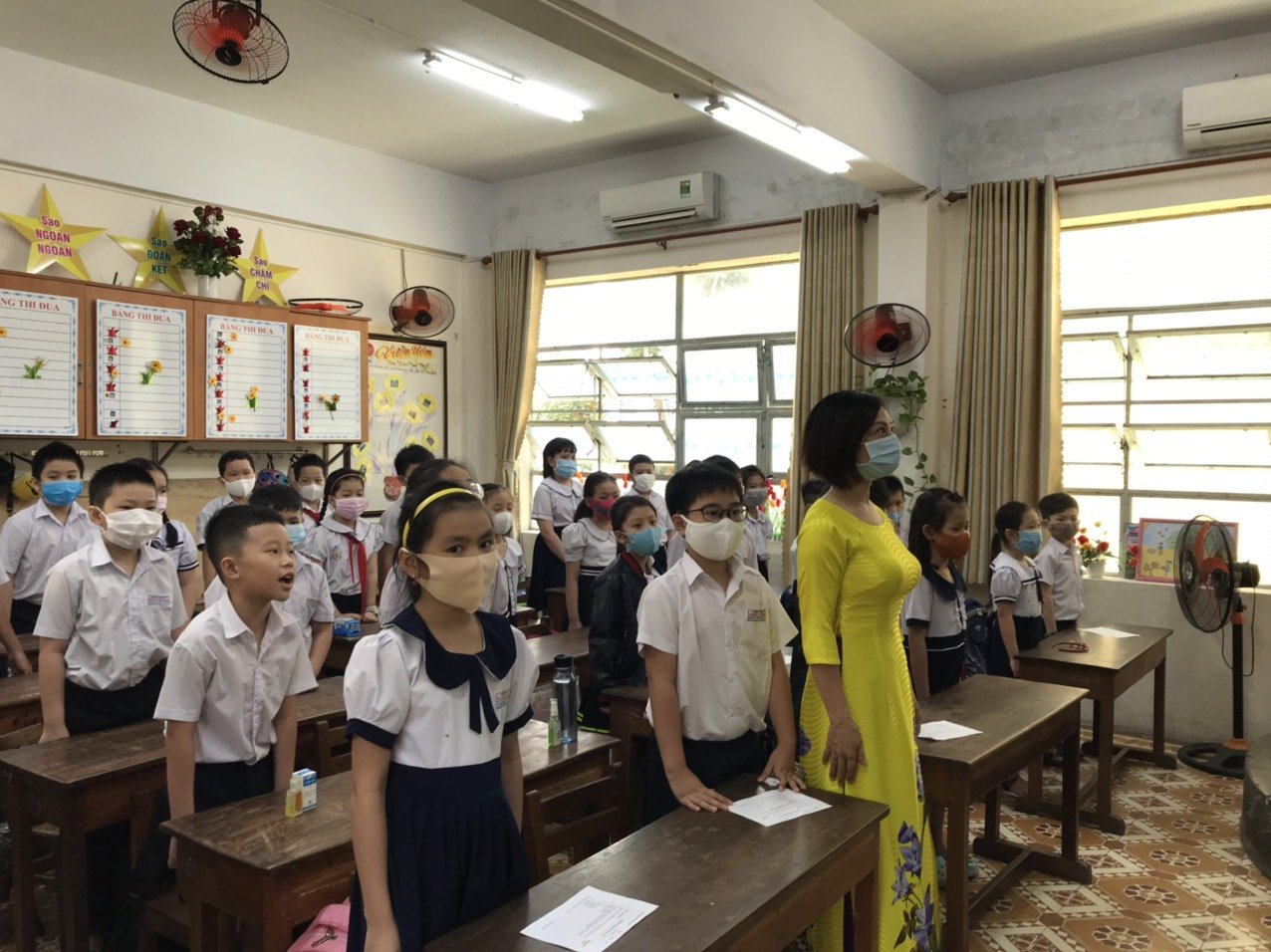 Đà Nẵng: Học sinh lớp 5 ngồi cùng loại bàn với lớp 1