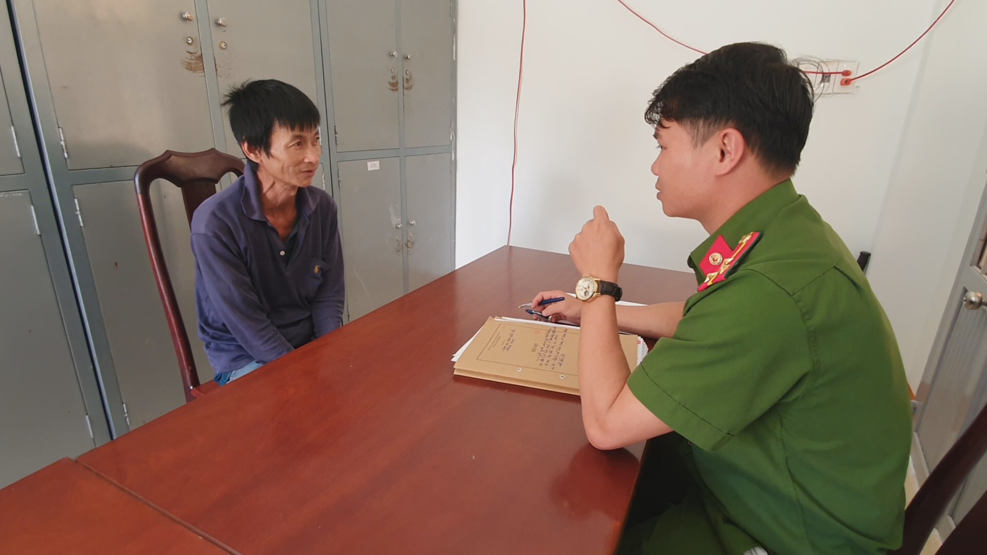 Đang đi trên đường, 3 người bất ngờ bị đâm trọng thương