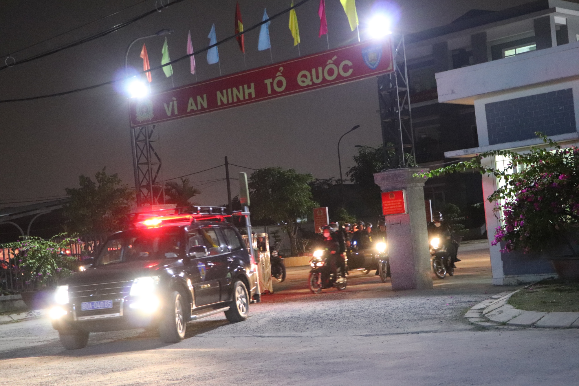 Cảnh s&aacute;t cơ động tung qu&acirc;n trấn &aacute;p tội phạm tại TP HCM - Ảnh 1.