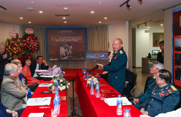 B&aacute;o ch&iacute; xung trận H&agrave; Nội - Điện Bi&ecirc;n Phủ tr&ecirc;n kh&ocirc;ng - Ảnh 2.