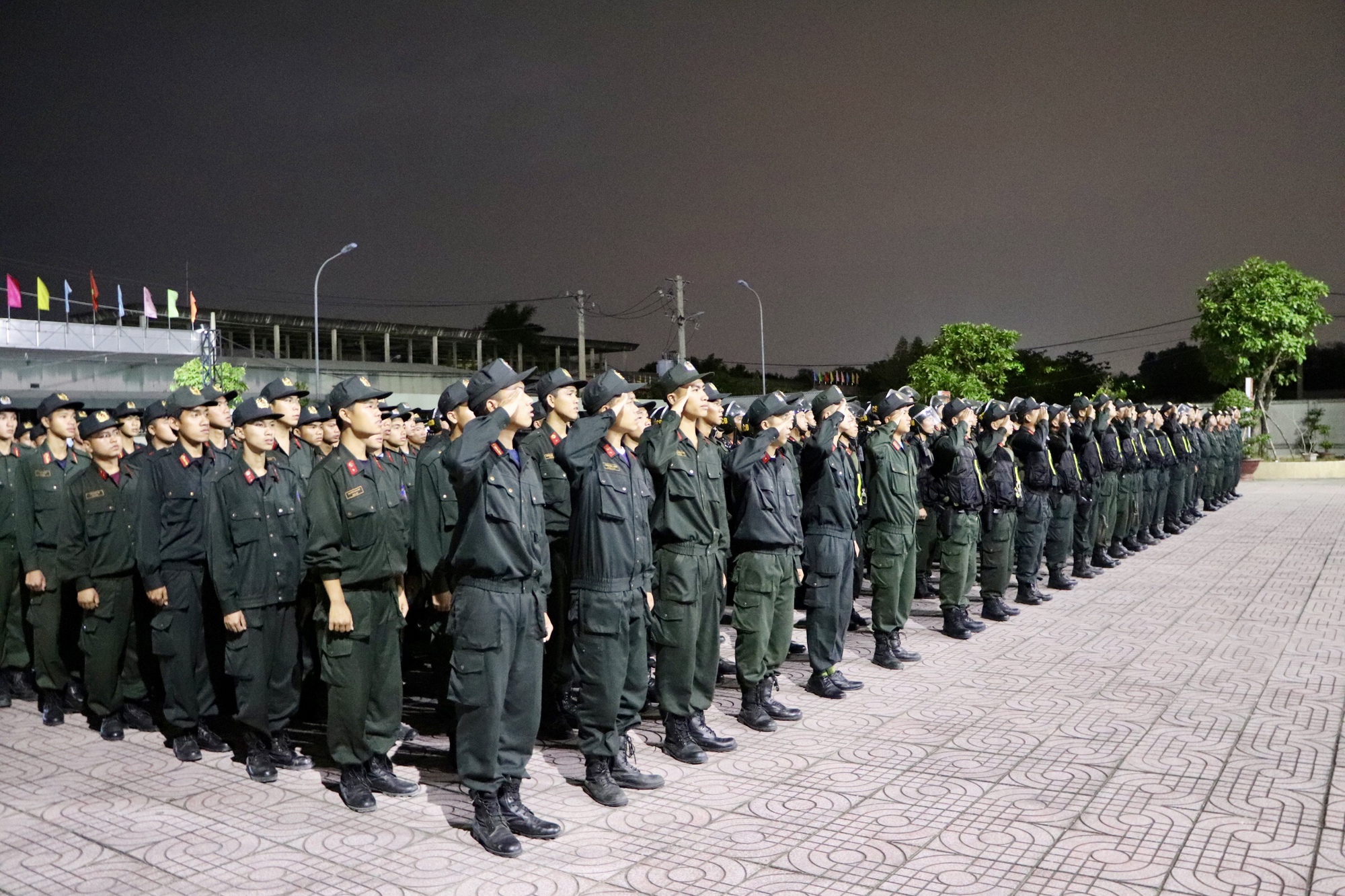 Cảnh s&aacute;t cơ động tung qu&acirc;n trấn &aacute;p tội phạm tại TP HCM - Ảnh 4.