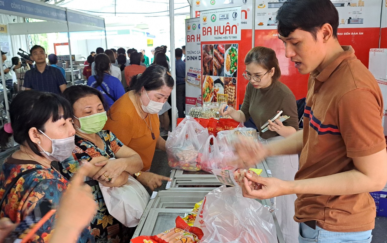 H&agrave;o hứng sắm Tết tại hội chợ n&ocirc;ng nghiệp - Ảnh 2.