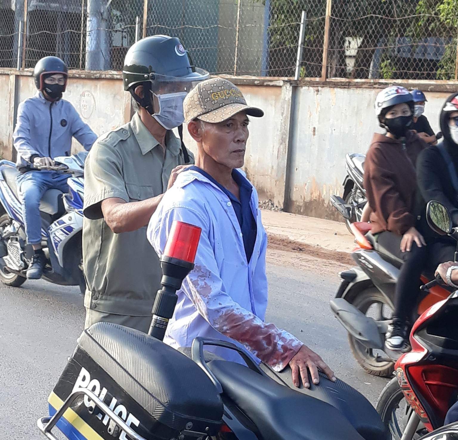 &Aacute;n mạng trước c&ocirc;ng ty ở B&igrave;nh Dương: Người phụ nữ đi c&ugrave;ng nạn nh&acirc;n cũng bị thương  - Ảnh 1.