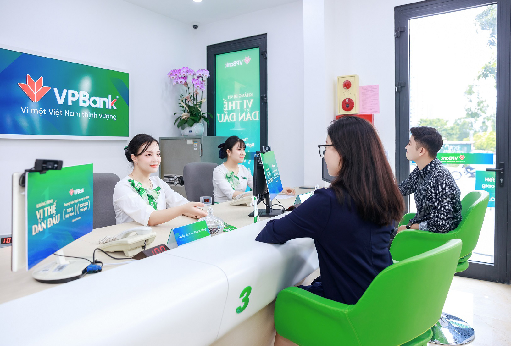 L&atilde;i suất, tỉ gi&aacute; hạ nhiệt - Ảnh 1.