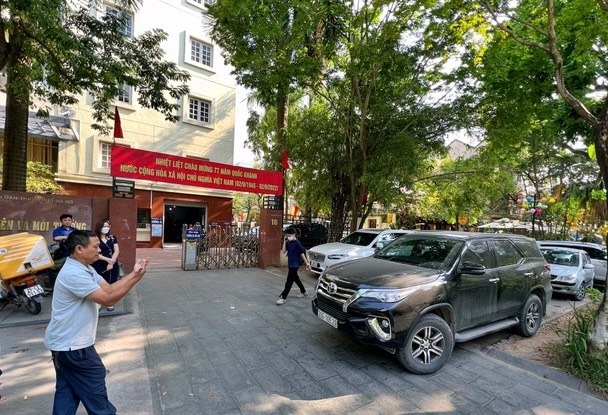 Tạm dừng ngay các điểm đỗ xe gây hỏng đá vỉa hè độ bền 70 năm