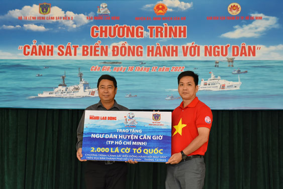 Trao 5.400 lá cờ Tổ quốc cho ngư dân Cần Giờ và Quảng Ngãi - Ảnh 1.