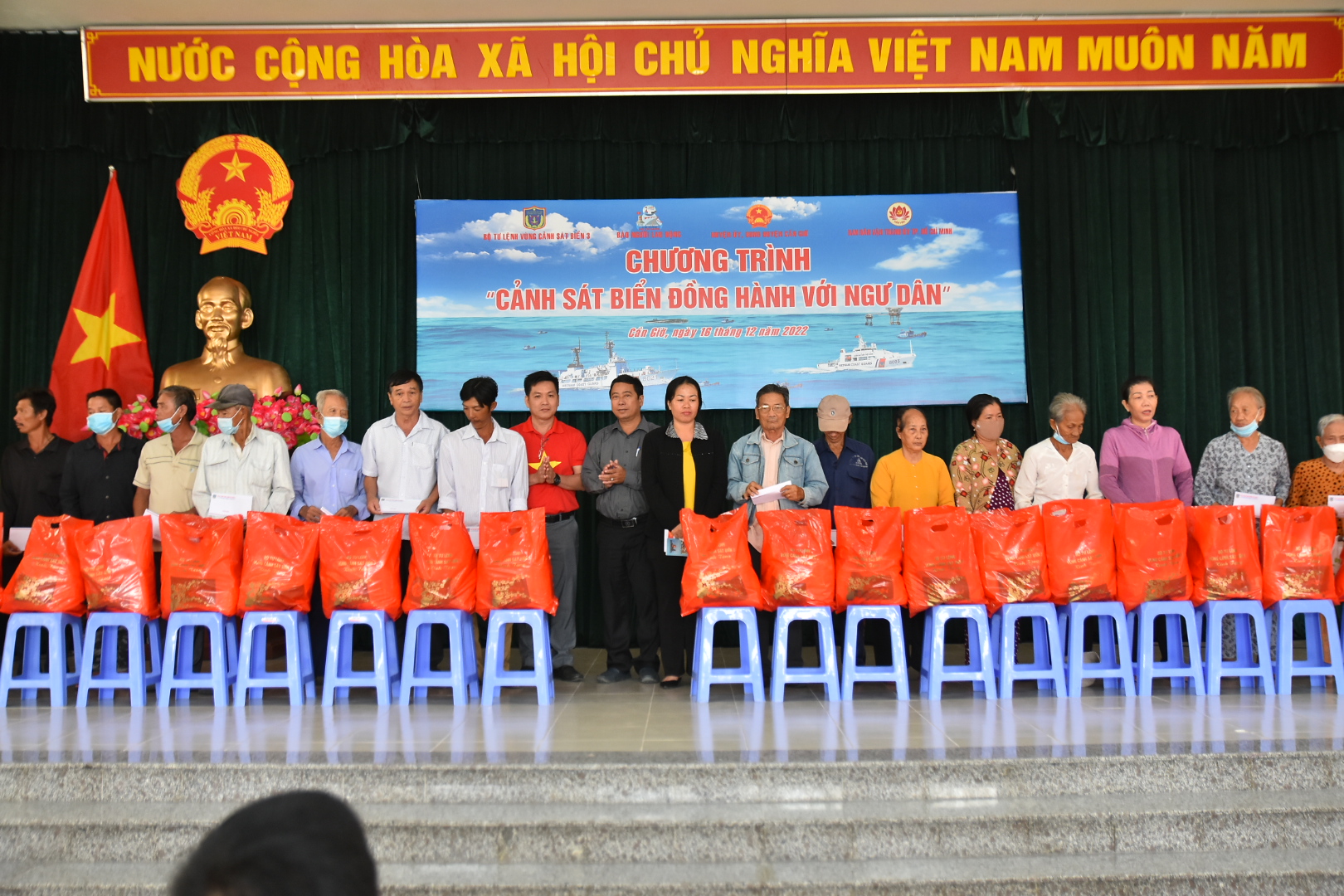 Thêm 2.000 lá cờ Tổ quốc đến với ngư dân Cần Giờ