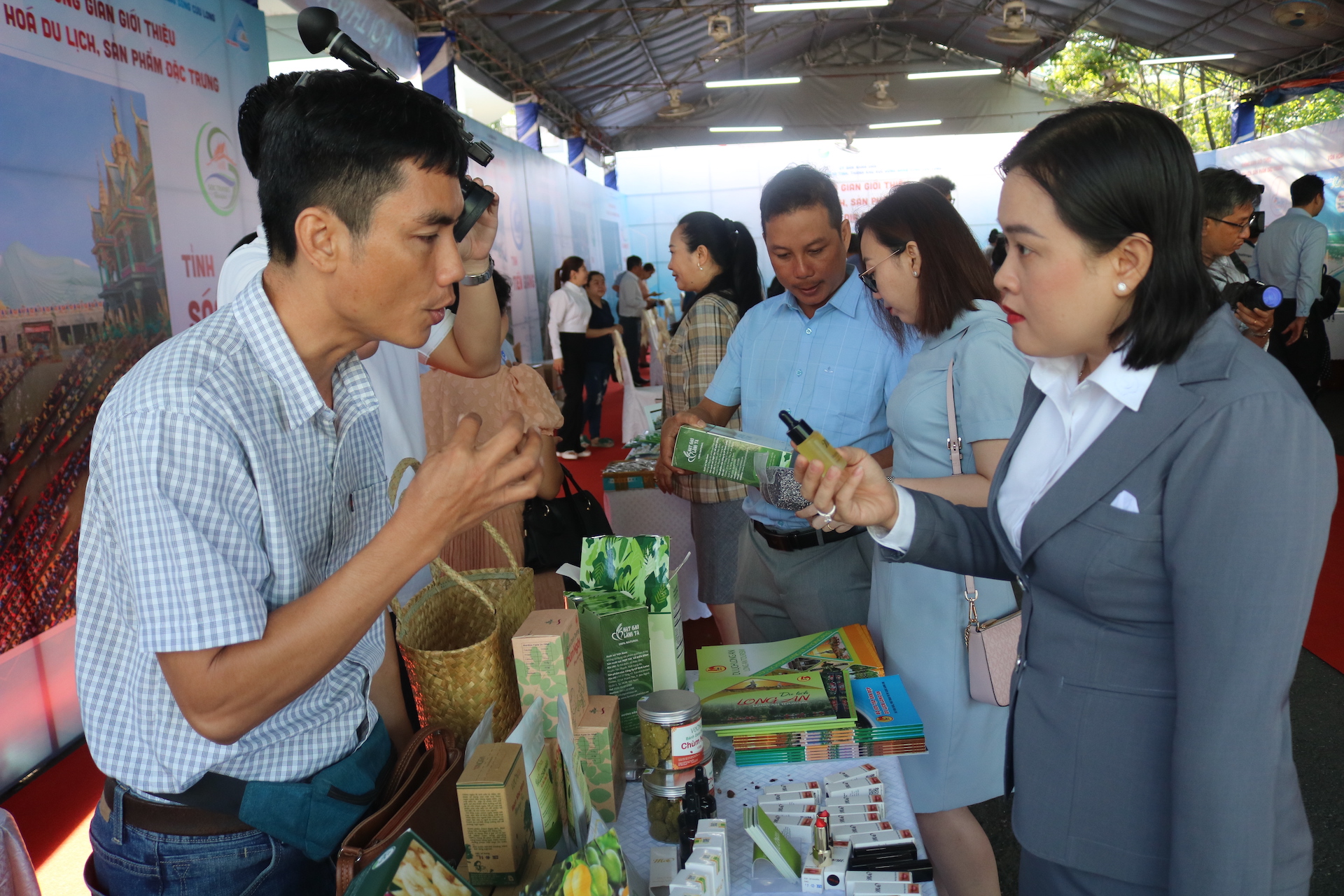 TP HCM đưa hơn 1,8 triệu lượt du kh&aacute;ch về ĐBSCL - Ảnh 4.