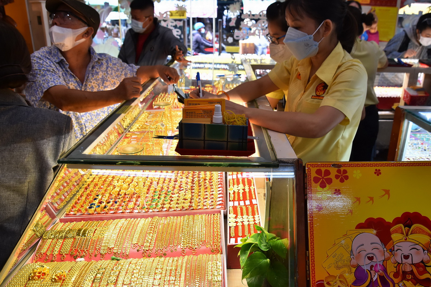 Giá vàng hôm nay 17-12: Vàng SJC tăng, trang sức giảm - Ảnh 1.