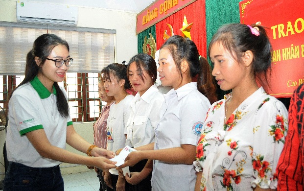 FE CREDIT đồng h&agrave;nh, sẻ chia c&ugrave;ng c&aacute;c nạn nh&acirc;n bị mua b&aacute;n qua bi&ecirc;n giới - Ảnh 2.