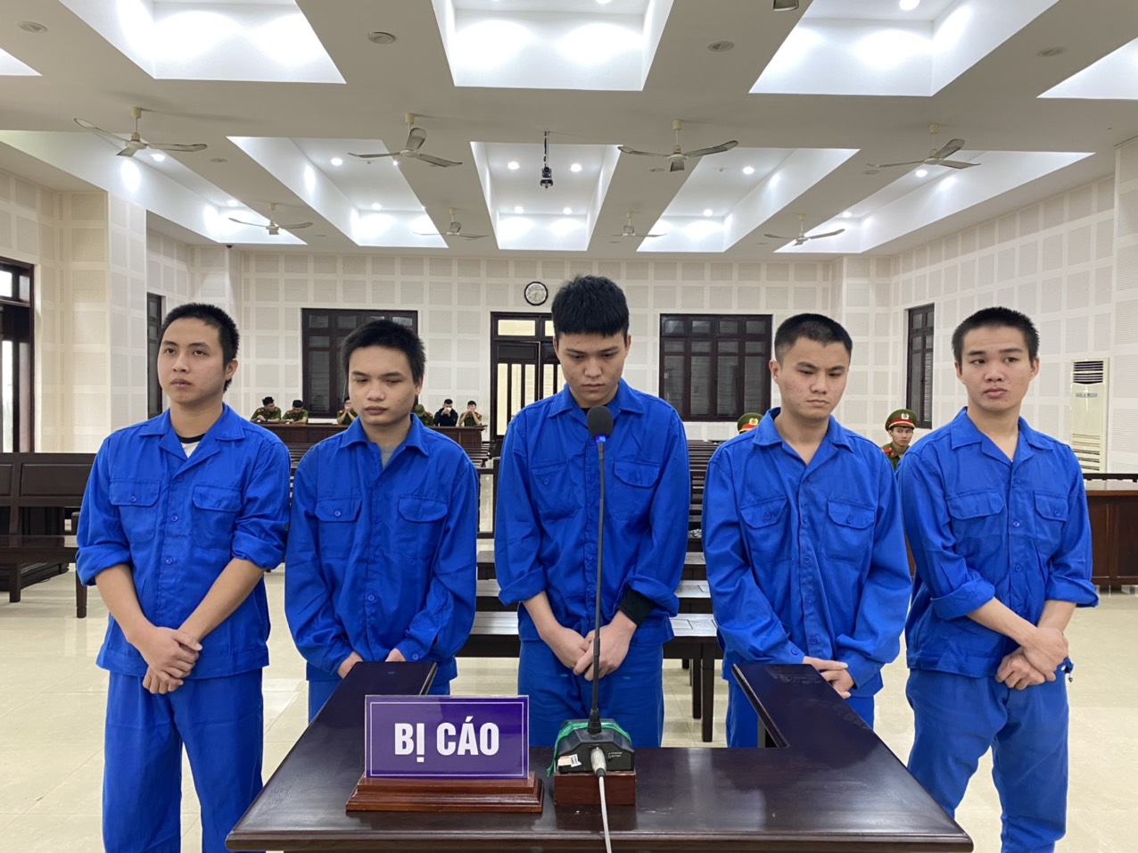 Thấy bạn gái bị khách nhậu hôn vào tay, nam thanh niên xin nghỉ làm đi trả thù