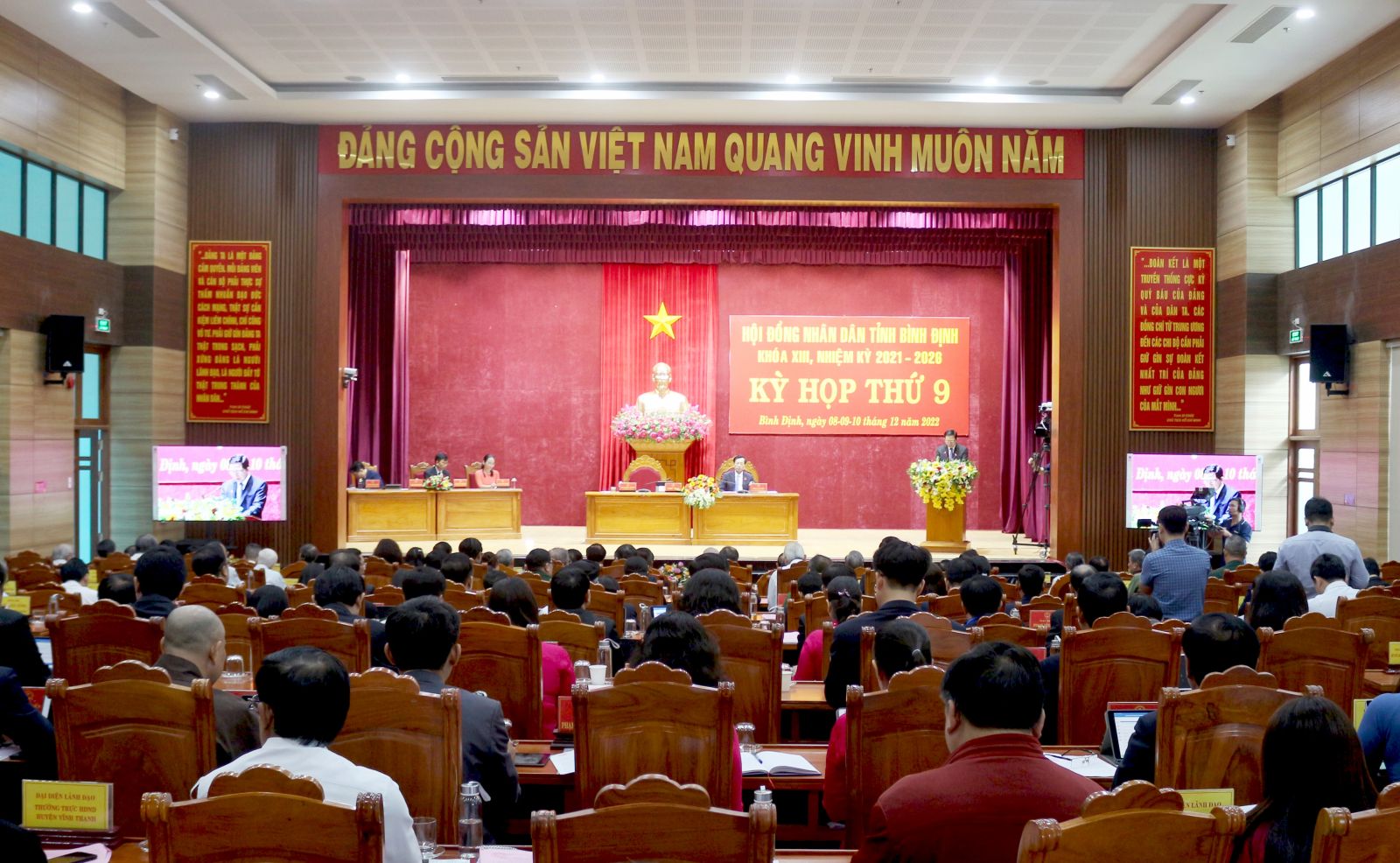 Chậm mua máy xạ trị ung thư, lãnh đạo ngành y tế bị kiểm điểm - Ảnh 2.