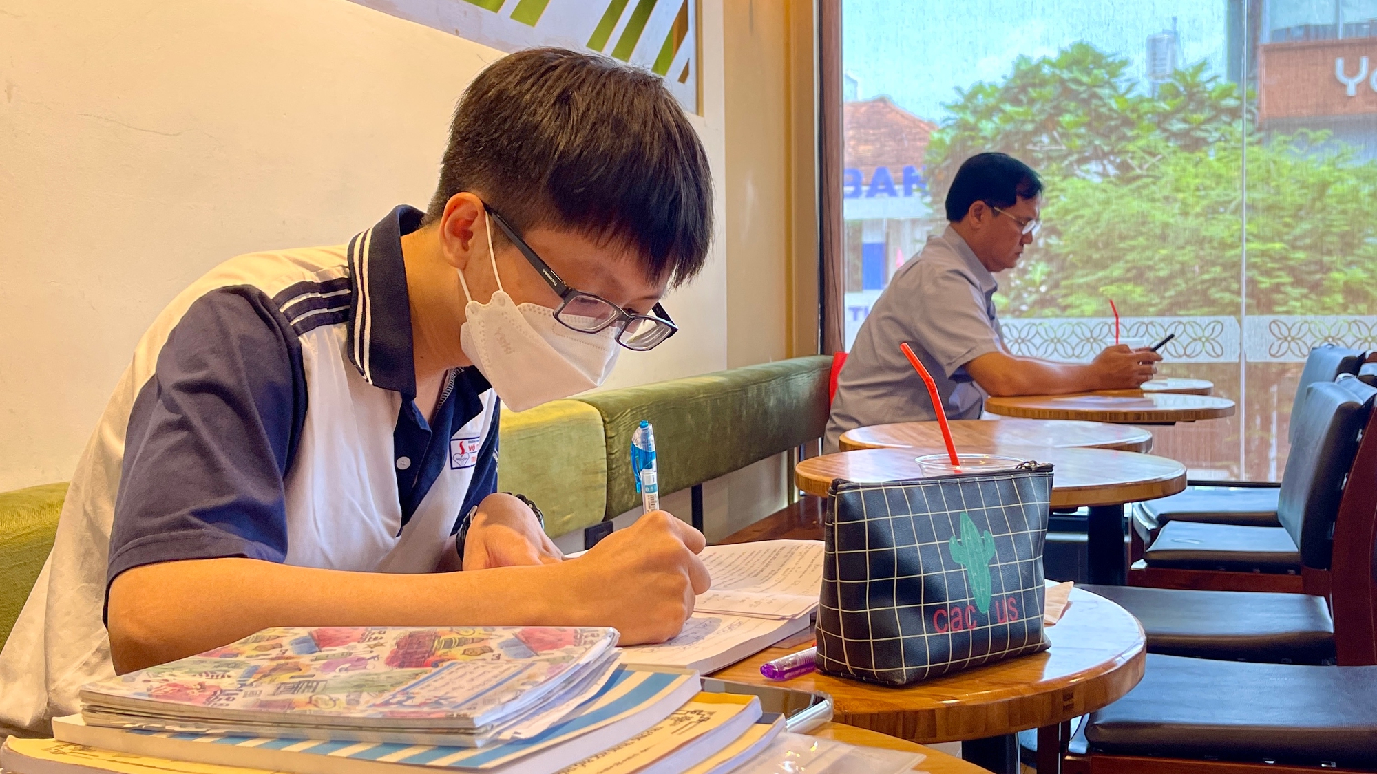 Gen Z chi tiền mua… không khí quán cà phê