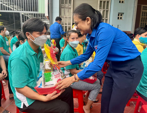 Hỗ trợ công nhân bị ngưng việc, thôi việc