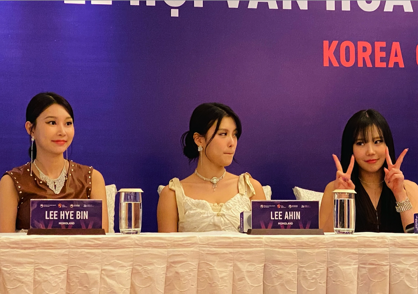 Nh&oacute;m MOMOLAND l&agrave;m n&oacute;ng lễ hội Văn h&oacute;a v&agrave; Du lịch H&agrave;n Quốc-Việt Nam 2022 - Ảnh 1.