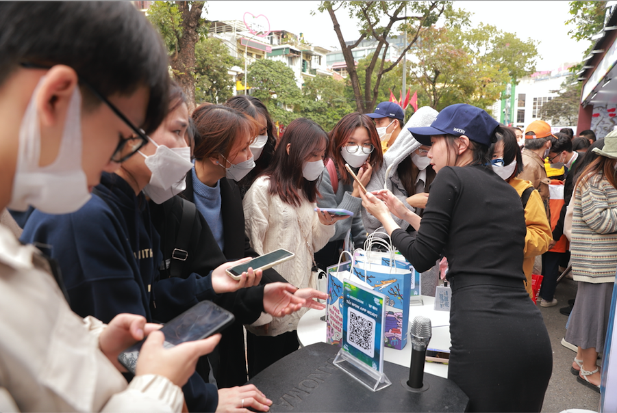 Nh&oacute;m MOMOLAND l&agrave;m n&oacute;ng lễ hội Văn h&oacute;a v&agrave; Du lịch H&agrave;n Quốc-Việt Nam 2022 - Ảnh 4.